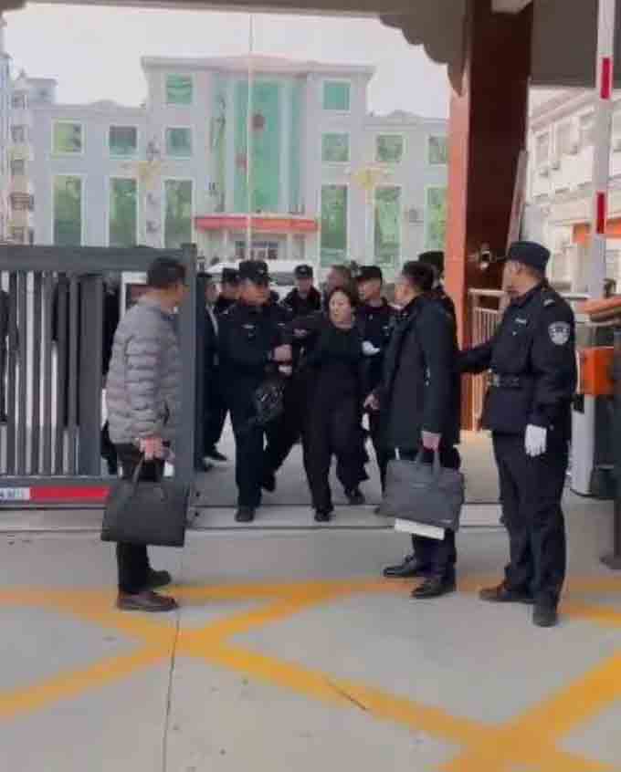我所经历的“遥控”庭审 法官被律师们现场抓包 我所经历的“遥控”庭审 法官被律师们现场抓包