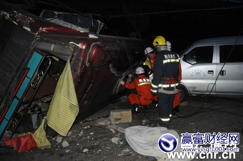 山西太旧高速大巴翻车事故遇难人数升至7人 山西太旧高速大巴翻车事故遇难人数升至7人