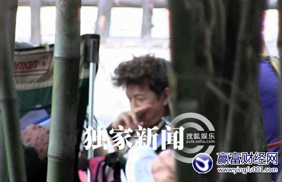 �º���Ʋ������Ϸ��װ������Ů�Ƴ��ֺǺ�(2)