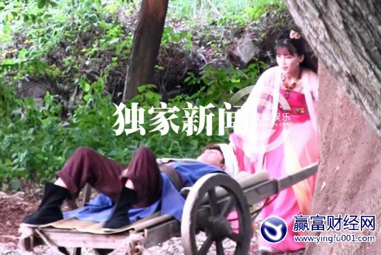 �º���Ʋ������Ϸ��װ������Ů�Ƴ��ֺǺ�(3)