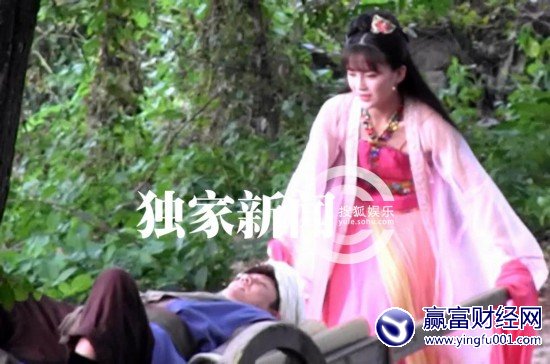 �º���Ʋ������Ϸ��װ������Ů�Ƴ��ֺǺ�(4)