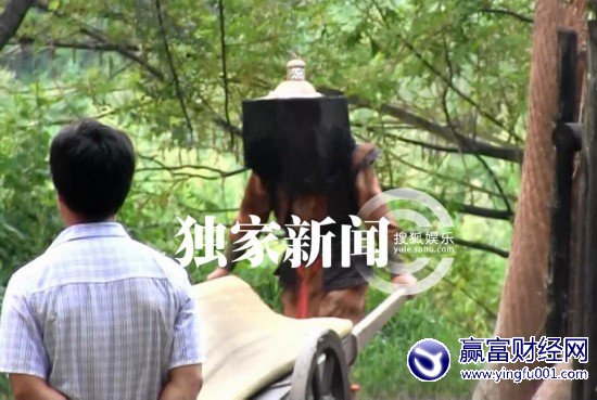 �º���Ʋ������Ϸ��װ������Ů�Ƴ��ֺǺ�(7)