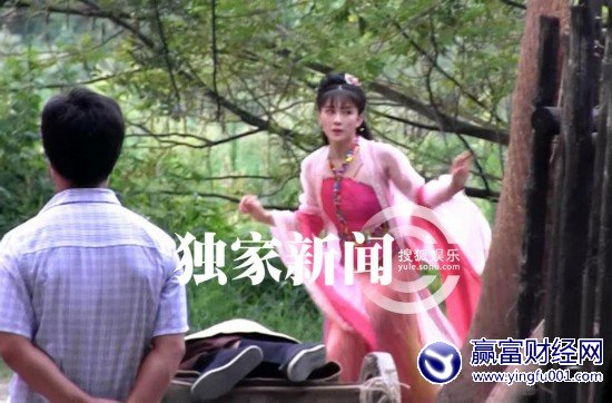 �º���Ʋ������Ϸ��װ������Ů�Ƴ��ֺǺ�(8)