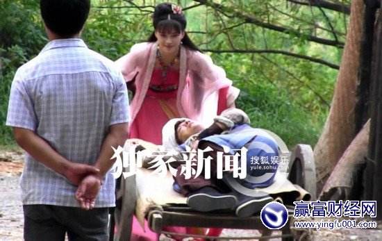 �º���Ʋ������Ϸ��װ������Ů�Ƴ��ֺǺ�(10)