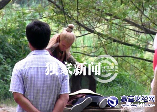 �º���Ʋ������Ϸ��װ������Ů�Ƴ��ֺǺ�(12)