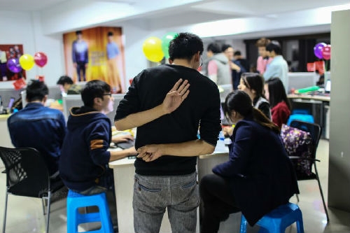 新媒：中国人年均工作超2000小时 各阶层都喊累